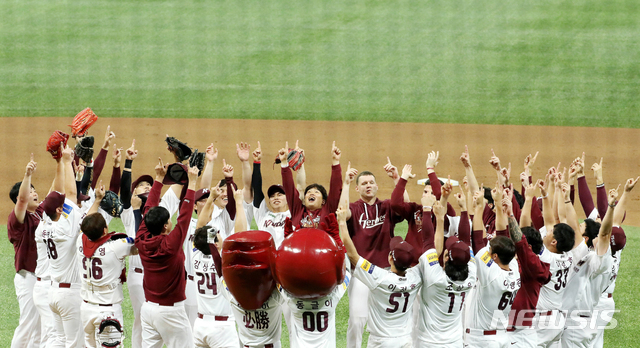 【서울=뉴시스】김병문 기자 = 17일 오후 서울 구로구 고척 스카이돔에서 열린 2019 프로야구 플레이오프 3차전 SK 와이번스 대 키움 히어로즈의 경기, SK를 10대1로 꺾고 한국시리즈에 진출한 키움 선수들이 기뻐하고 있다. 2019.10.17. dadazon@newsis.com