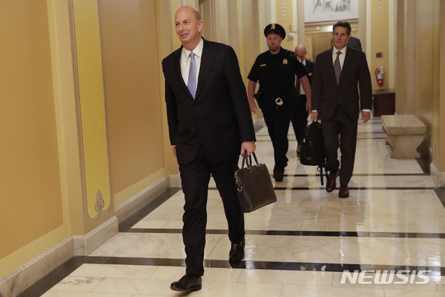 【워싱턴=AP/뉴시스】고든 손들랜드 유럽연합(EU) 주재 미국대사가 지난 17일 워싱턴 의회에 들어서고 있다. 2019.10.24.
