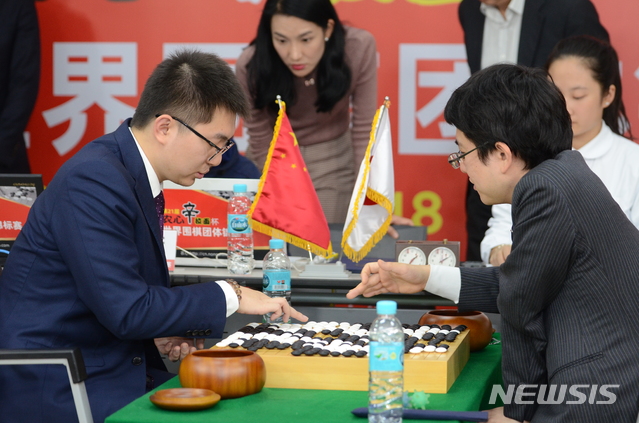 양딩신 9단(왼쪽), 야마시타 게이고 9단