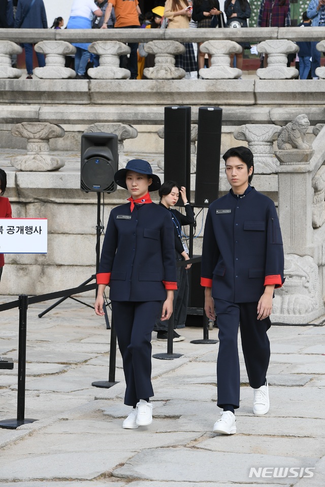 【서울=뉴시스】 이수지 기자 = 문화재청은 18일 경복궁 근정전 앞에서 궁궐과 왕릉에서 관람편의를 돕는 직원이 입는 새 근무복 디자인을 공개했다. 이날 열린 근무복 디자인 공개 행사에서 궁능 직원이 앞으로 입는 동절기 근무복 9품목, 28종을 직종별, 성별, 계절별로 개발해 모델과 직원이 직접 입고 소개하고 있다. (사진=문화재청 제공) 2019.10.31..suejeeq@newsis.com