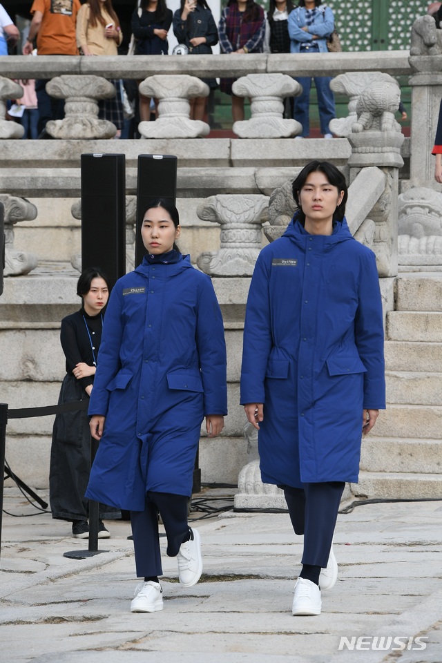 【서울=뉴시스】 이수지 기자 = 문화재청은 18일 경복궁 근정전 앞에서 궁궐과 왕릉에서 관람편의를 돕는 직원이 입는 새 근무복 디자인을 공개했다. 이날 열린 근무복 디자인 공개 행사에서 궁능 직원이 앞으로 입는 동절기 근무복 9품목, 28종을 직종별, 성별, 계절별로 개발해 모델과 직원이 직접 입고 소개하고 있다. (사진=문화재청 제공) 2019.10.18..suejeeq@newsis.com 