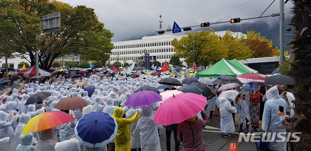 【창원=뉴시스】홍정명 기자='나쁜 인권보장조례 개정 반대 경남도민연합' 관계자들이 18일 경남도의회 입구 사거리에서 열린 '경남인권보장조례 개정 반대 집회'에서 "결사반대" "폐기하라" 등 구호를 외치고 있다.2019.10.18.  hjm@newsis.com