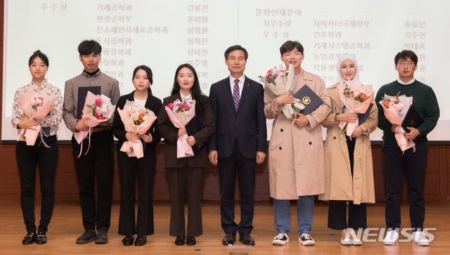 【전주=뉴시스】윤난슬 기자 = 전북대학교는 개교 72주년인 18일 자기계발 활동이 우수한 학생 66명을 선발해 특별 장학금을 전달했다고 밝혔다.2019.10.18.(사진=전북대 제공) photo@newsis.com 