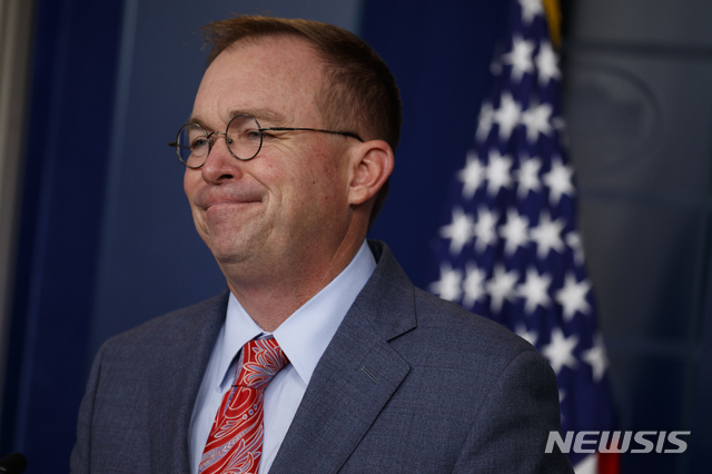 【워싱턴=AP/뉴시스】믹 멀베이니 백악관 비서실장 대행이 17일(현지시간) 기자들을 상대로 발언하고 있다. 멀베이니 대행은 이날 "민주당 전국위원회(DNC) 서버 때문에 우크라이나 원조를 보류했다"는 취지로 발언, 사실상 군사원조 보류에 정치적 이유가 있었다는 점을 시인해 논란에 불을 지폈다. 2019.10.18. 