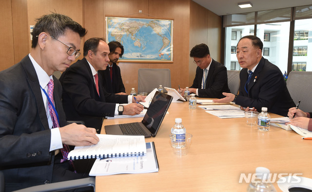 【서울=뉴시스】김선웅 기자 = IMF/WB 연차총회 참석차 미국 워싱턴을 방문 중인 홍남기 경제부총리 겸 기획재정부 장관이 17일(현지시간) 워싱턴 국제통화기금(IMF)에서 로베르토 싸이폰-아레발로 국가신용평가사 S&P 국가신용등급 글로벌 총괄과 면담을 하고 있다. 2019.10.18. (사진=기획재정부 제공)&nbsp; photo@newsis.com