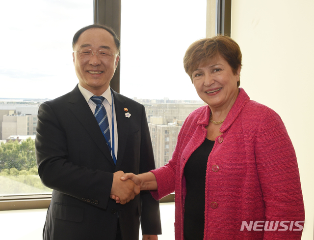【서울=뉴시스】미국 워싱턴D.C.를 방문중인 홍남기 부총리 겸 기획재정부 장관이 17일(현지 시각) 워싱턴D.C.에서 크리스탈리나 게오르기에바 IMF총재와 면담에 앞서 악수하며 기념사진을 찍고 있다. 2019.10.18. (사진=기획재정부 제공) photo@newsis.com