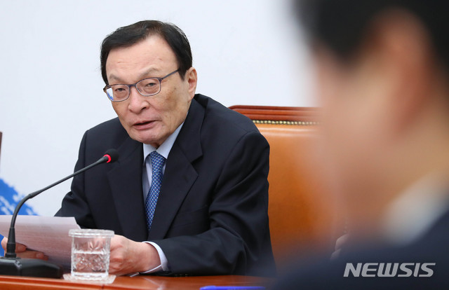 【서울=뉴시스】 장세영 기자 = 이해찬 더불어민주당 대표가 18일 오전 서울 여의도 국회에서 열린 더불어민주당 최고위원회의에서 모두발언을 하고 있다. 2019.10.18.&nbsp; photothink@newsis.com