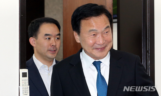 【서울=뉴시스】이종철 기자 = 손학규 바른미래당 대표가 18일 오전 서울 여의도 국회에서 열린 최고위원회의에 참석하고 있다. 2019.10.18. jc4321@newsis.com