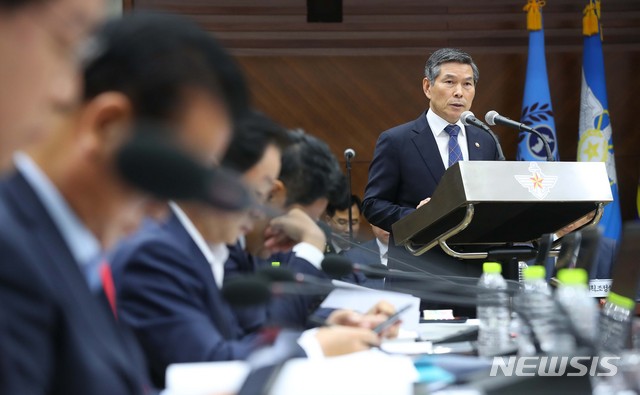 【서울=뉴시스】전신 기자 = 정경두 국방부 장관이 18일 서울 용산구 국방부에서 열린 국회 법제사법위원회의 군사법원 국정감사에서 발언하고 있다. 2019.10.18. photo1006@newsis.com