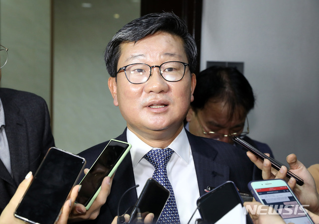 【서울=뉴시스】 이종철 기자&nbsp; = 전해철 더불어민주당 의원이 18일 오전 서울 여의도 국회에서 기자들의 질문을 받고 있다. 2019.10.18. jc4321@newsis.com