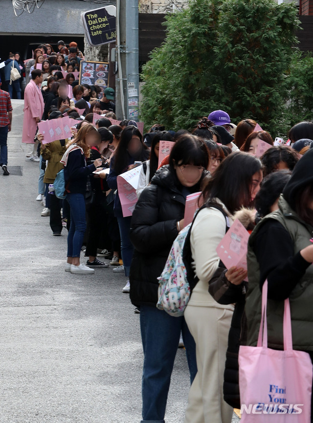 【서울=뉴시스】박주성 기자 = 아이돌 그룹 방탄소년단(BTS)의 국내·외 팬들이 18일 오전 서울 강남에 오픈하는 BTS 팝업스토어 ‘HOUSE OF BTS’ 에 입장하기 위해 줄을서 기다리고 있다. ‘HOUSE OF BTS’는 약 200여 종의 MD를 총망라한 메인 쇼룸과 방탄소년단의 뮤직비디오와 캐릭터를 주제로 한 체험형 쇼룸, MD와 F&B 구매 공간 등으로 구성돼 관람과 체험과 구매가 모두 가능한 멀티 공간으로 조성됐다. 2019.10.18. park7691@newsis.com