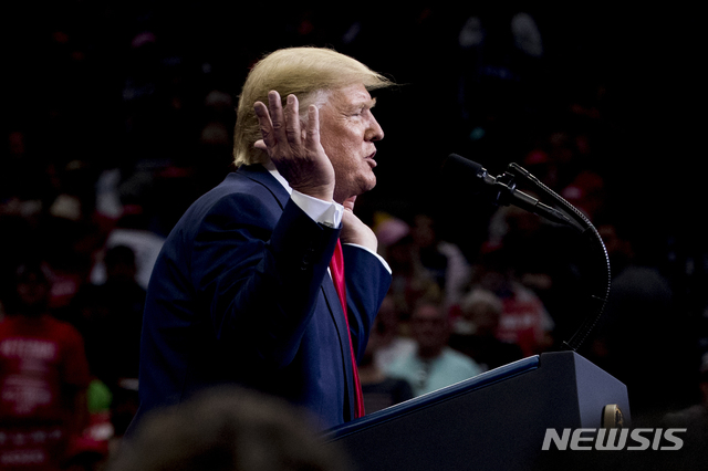 【댈러스=AP/뉴시스】도널드 트럼프 미국 대통령이 17일(현지시간) 미 텍사스주 댈러스 선거 유세에서 연설하고 있다. 트럼프 대통령은 민주당이 탄핵 조사를 밀어붙이는 것은 2020년 대선에서 승리할 수 없기 때문이라고 주장했다. 그는 지지자들에게 "미국이 더 많은 것들을 이룰수록 민주당은 더 증오적이고 미쳐가고 있다"라고 말했다. 2019.10.18.