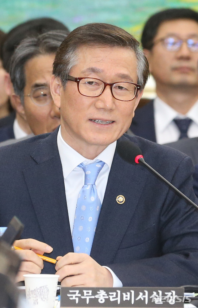 【서울=뉴시스】이종철 기자 = 정운현 국무총리비서실장이 18일 오전 서울 여의도 국회에서 열린 국무조정실과 국무총리비서실, 공정거래위원회, 국가보훈처 등을 대상으로 한 정무위 국감에서 의원들의 질의에 답변을 하고 있다. 2019.10.18.jc4321@newsis.com