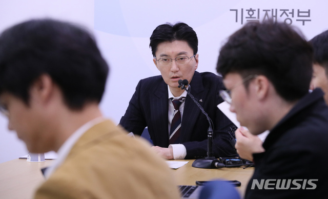 【세종=뉴시스】강종민 기자 = 홍민석 기획재정부 경제분석과장. 2019.10.18. ppkjm@newsis.com