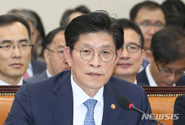 【서울=뉴시스】이종철 기자 = 노형욱 국무조정실장이 18일 오전 서울 여의도 국회에서 열린 국무조정실과 국무총리비서실, 공정거래위원회, 국가보훈처 등을 대상으로 한 정무위 국감에서 의원들의 질의에 답변을 하고 있다. 2019.10.18. jc4321@newsis.com