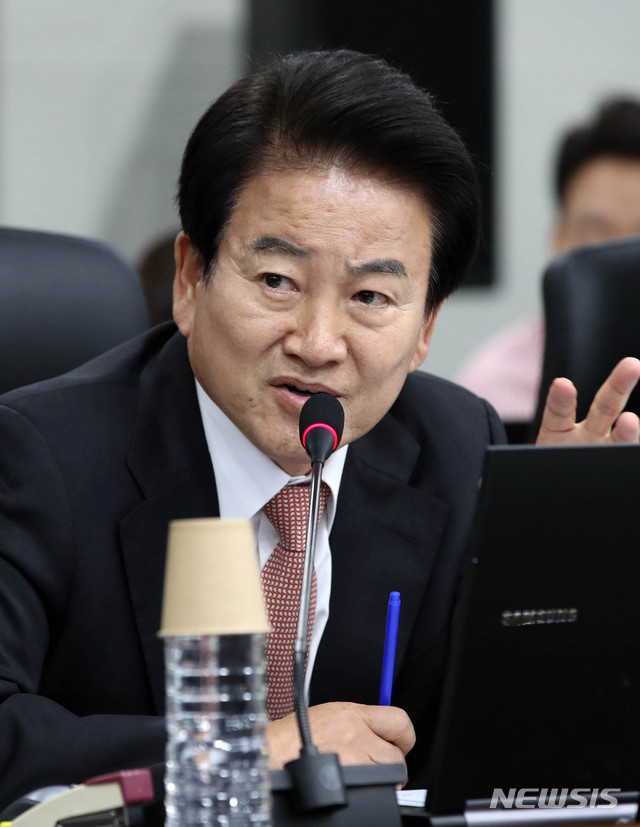 【인천=뉴시스】 고범준 기자 = 정동영 민주평화당 의원이 18일 오전 인천국제공항공사에서 열린 국회 국토교통위원회의 인천국제공항공사, 한국공항공사, 항공안전기술원 국정감사에서 질의하고 있다. 2019.10.18. bjko@newsis.com