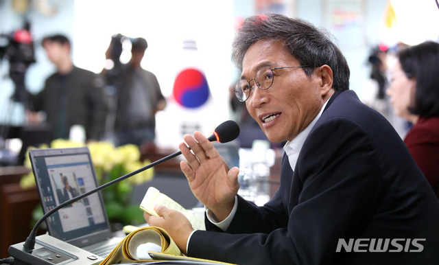 【서울=뉴시스】김선웅 기자 = 이학재 자유한국당 의원이 18일 서울 종로구 서울시교육청에서 열린 국회 교육위원회의 서울시교육청·인천시교육청·경기도교육청에 대한 국정감사에서 질의를 하고 있다. 2019.10.18. mangusta@newsis.com