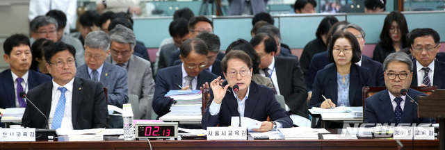 【서울=뉴시스】김선웅 기자 = 조희연 서울시교육감이 18일 서울 종로구 서울시교육청에서 열린 국회 교육위원회의 서울시교육청·인천시교육청·경기도교육청에 대한 국정감사에서 의원 질의에 답변하고 있다. 2019.10.18. mangusta@newsis.com