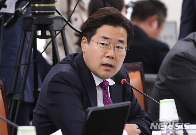 【서울=뉴시스】김선웅 기자 = 박찬대 더불어민주당 의원이 18일 서울 종로구 서울시교육청에서 열린 국회 교육위원회의 서울시교육청·인천시교육청·경기도교육청에 대한 국정감사에서 질의하고 있다. 2019.10.18.&nbsp; mangusta@newsis.com