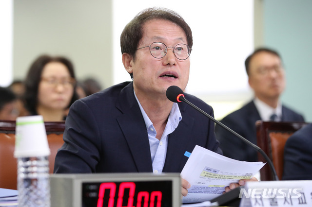 【서울=뉴시스】김선웅 기자 = 조희연 서울시교육감이 지난 18일 서울 종로구 서울시교육청에서 열린 국회 교육위원회의 서울시교육청·인천시교육청·경기도교육청에 대한 국정감사에서 의원 질의에 답변하고 있다. 조 교육감은 22일부터 25일까지 특성화고등학교 현장체험을 한다. 2019.10.18.&nbsp;&nbsp; mangusta@newsis.com
