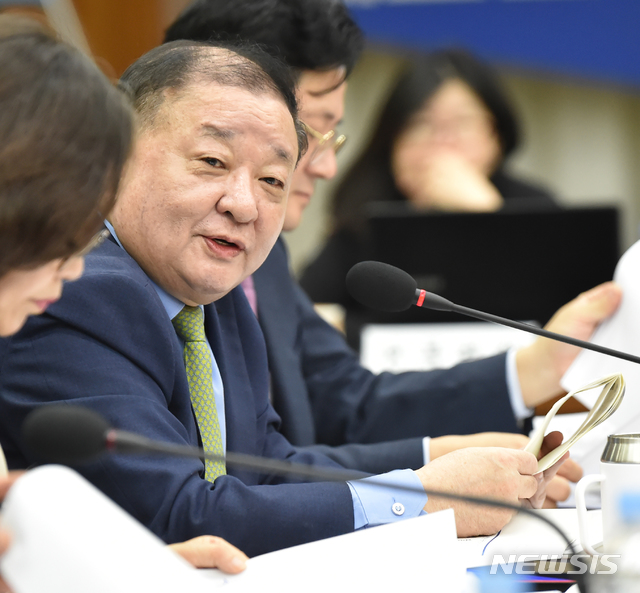 【수원=뉴시스】 김종택 기자 = 지난 18일 오전 경기 수원시 팔달구 경기도청 제1회의실에서 열린 국회 행정안전위원회의 경기도에 대한 국정감사에서 강창일 더불어민주당 의원이 질의하고 있는 모습. 2019.10.18.semail3778@naver.com