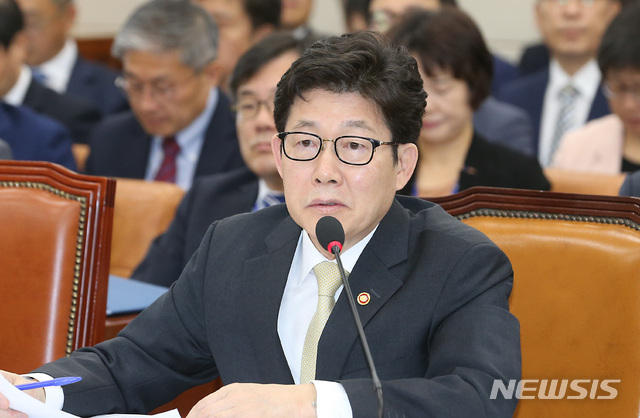 【서울=뉴시스】이종철 기자 = 조명래 환경부 장관이 18일 오전 서울 여의도 국회에서 열린 환경노동위원회 종합감사에서 의원들의 질의에 답변을 하고 있다. 2019.10.18.jc4321@newsis.com