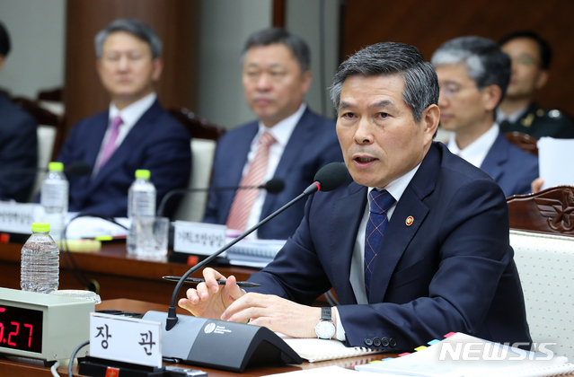 【서울=뉴시스】전신 기자 = 정경두 국방부 장관이 18일 서울 용산구 국방부에서 열린 국회 법제사법위원회의 군사법원 국정감사에서 질의에 답변하고 있다. 2019.10.18. photo1006@newsis.com