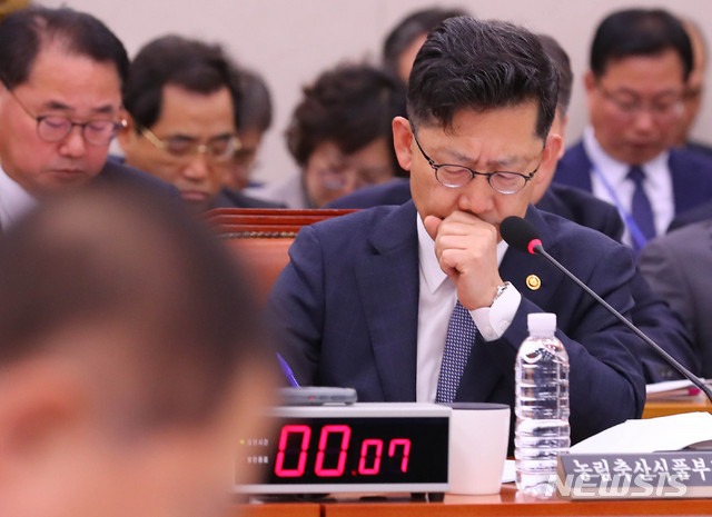 【서울=뉴시스】 장세영 기자 = 김현수 농림축산식품부 장관이 18일 오전 서울 국회에서 열린 농림축산식품해양수산위원회 농림축산식품부 및 소관기관 종합감사에 참석해 강석진 자유한국당 의원의 아프리카 돼지열병 관련 질의에 답을 하고 있다. 2019.10.18. photothink@newsis.com