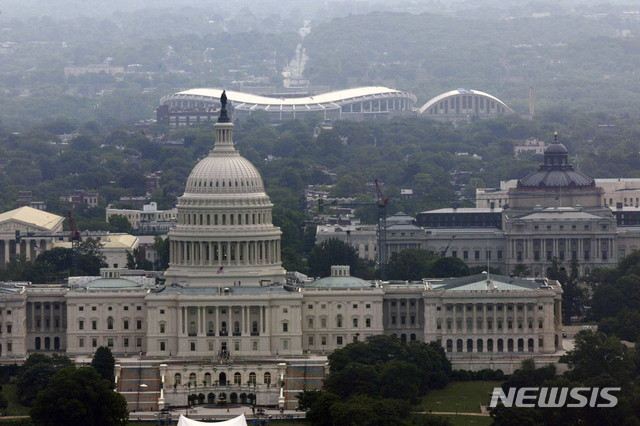 [워싱턴=AP/뉴시스] 미국 의회에 계류 중인 한반도 관련 안건들이 진전을 보이지 못하고 있다. 미국 의회에 계류 중인 한반도 관련 안건은 법안이 9건, 결의안이 7건으로 총 16건이다. 사진은 미국 워싱턴의 연방 국회의사당. 2019.11.28. 