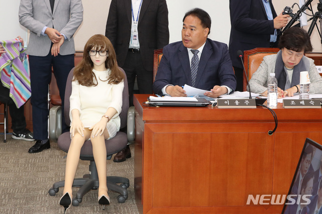 [서울=뉴시스]이종철 기자 = 이용주 무소속 의원이 지난해 10월 서울 여의도 국회에서 열린 산업통상자원중소벤처기업위원회의 산업통상자원부에 대한 국정감사에서 성인용품인 리얼돌을 보여주며 질의하고 있다. 2019.10.18.jc4321@newsis.com