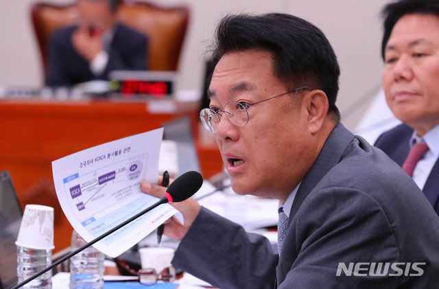 【서울=뉴시스】 장세영 기자 = 정진석 자유한국당 의원이 지난달 18일 국회 외교통일위원회 소관 한국국제협력단 등에 대한 국정감사에 참석해 이미경 한국국제협력단 이사장에게 조국 딸 관련 의혹 질의를 하고 있다. 2019.10.18. photothink@newsis.com