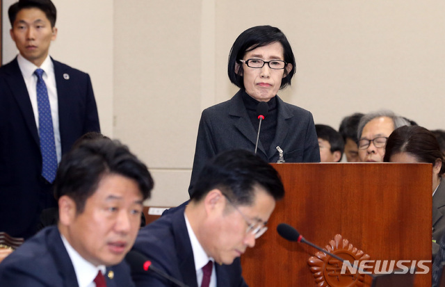 【서울=뉴시스】이종철 기자 = 피우진 전 보훈처장이 18일 오후 서울 여의도 국회에서 열린 국무조정실과 국무총리비서실, 공정거래위원회, 국가보훈처 등을 대상으로 한 정무위 국감에 증인으로 출석하여 증인선서를 거부하고 있다. 2019.10.18. jc4321@newsis.com