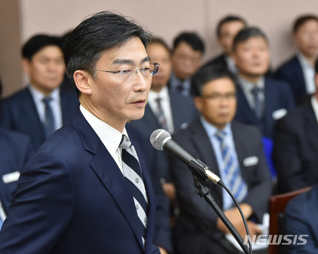 【수원=뉴시스】 김종택 기자 = 이국종 아주대 교수가 18일 오후 경기 수원시 팔달구 경기도청 제1회의실에서 열린 국회 행정안전위원회의 경기도에 대한 국정감사에서 의원 질의에 답변하고 있다. 2019.10.18. semail3778@naver.com 