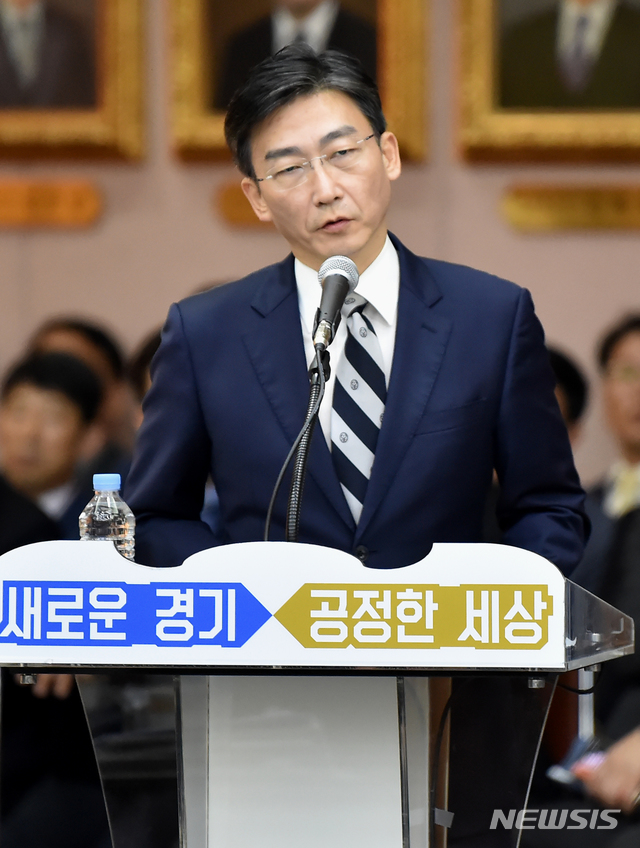 【수원=뉴시스】 김종택 기자 = 이국종 아주대 교수가 18일 오후 경기 수원시 팔달구 경기도청 제1회의실에서 열린 국회 행정안전위원회의 경기도에 대한 국정감사에서 의원 질의에 답변하고 있다. 2019.10.18.semail3778@naver.com