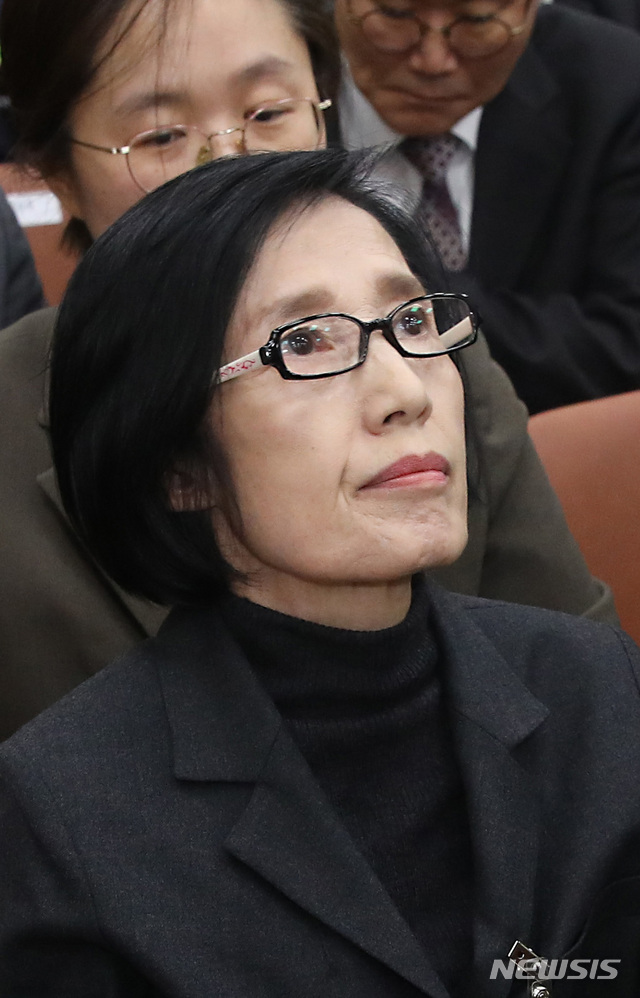 【서울=뉴시스】이종철 기자 = 피우진 전 보훈처장이 18일 오후 서울 여의도 국회에서 열린 국무조정실과 국무총리비서실, 공정거래위원회, 국가보훈처 등을 대상으로 한 정무위 국감에 증인으로 출석하여 선서를 거부하고 있다. 2019.10.18.jc4321@newsis.com