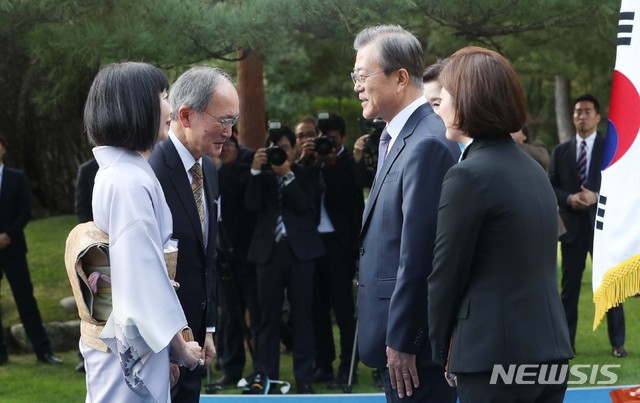 【서울=뉴시스】 박영태 기자 = 문재인 대통령이 18일 청와대 녹지원에서 열린 주한외교단 초청 리셉션에 참석, 나가미네 야스마사 주한일본대사와 대화하고 있다. 2019.10.18.since1999@newsis.com