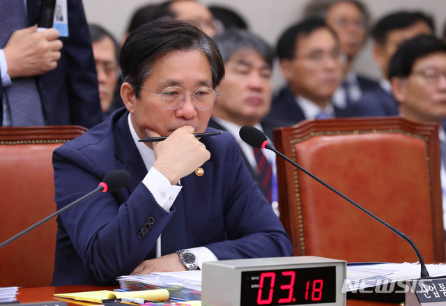 【서울=뉴시스】 장세영 기자 = 성윤모 산업통상자원부 장관이 18일 오후 서울 국회에서 열린 산업통상자원중소벤처기업위원회 산업통상자원부 종합감사에 참석해 의원의 한전 관련 자료를 심각하게 바라보고 있다. 2019.10.18. photothink@newsis.com