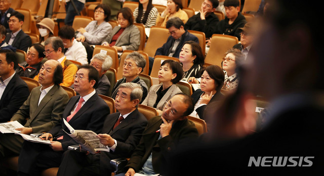 【서울=뉴시스】 고범준 기자 = 박원순(왼쪽 두번째) 서울시장이 18일 오후 서울 광화문 교보빌딩 컨벤션홀에서 열린 새로운 광화문광장 조성을 위한 제1차 시민토론회에서 임창수 광화문광장사업반장의 추진경위 설명을 듣고 있다. 2019.10.18. bjko@newsis.com