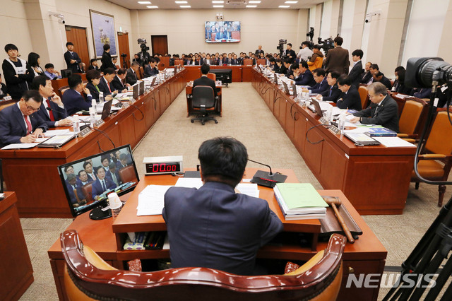 【서울=뉴시스】 장세영 기자 = 성윤모 산업통상자원부 장관이 18일 오전 서울 국회에서 열린 산업통상자원중소벤처기업위원회 산업통상자원부 종합감사에 참석해 의원 질의에 답하고 있다. 2019.10.18. photothink@newsis.com