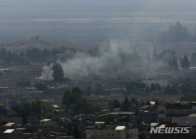 【세이란피나르=AP/뉴시스】시리아 라스 알아인 지역에서 18일 총성과 함께 연기가 솟아오르고 있다. 사진은 터키 남동부 세이란피나르 쪽에서 촬영됐다. 2019.10.18.