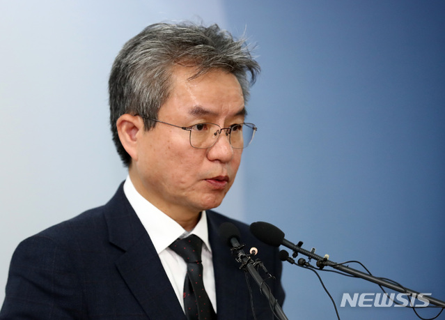 【과천=뉴시스】이영환 기자 = 김남준 법무·검찰개혁위원회 위원장이 18일 오후 경기 과천시 정부과천청사 법무부에서 브리핑을 하고 있다. 2019.10.18. 20hwan@newsis.com