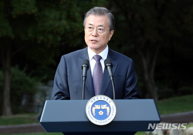 【서울=뉴시스】 박영태 기자 = 문재인 대통령이 18일 청와대 녹지원에서 열린 주한외교단 초청 리셉션에 참석, 환영사를 하고 있다. 2019.10.18. since1999@newsis.com