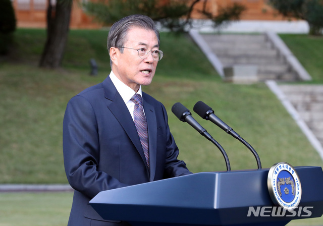 [서울=뉴시스]청와대 녹지원에서 환영사를 하고 있는 문재인 대통령 모습. 2019.10.18. (사진=뉴시스DB)