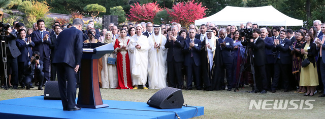 【서울=뉴시스】 박영태 기자 = 문재인 대통령이 18일 청와대 녹지원에서 열린 주한외교단 초청 리셉션에 참석, 환영사를 한 후 인사하고 있다. 2019.10.18. since1999@newsis.com