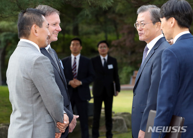 【서울=뉴시스】 박영태 기자 = 문재인 대통령이 18일 청와대 녹지원에서 열린 주한외교단 초청 리셉션에 참석, 필립 터너 뉴질랜드 대사 내외와 인사를 나누고 있다. 2019.10.18.since1999@newsis.com