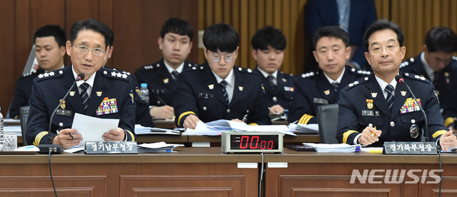 【수원=뉴시스】 김종택 기자 = 배용주 경기남부지방경찰청장(왼쪽)과 최해영 경기북부지방경찰청장이 18일 오후 경기 수원시 장안구 경기남부지방경찰청 대회의실에서 열린 국회 행정안전위원회 국정감사에서 의원 질의에 답변하고 있다. 2019.10.18.semail3778@naver.com