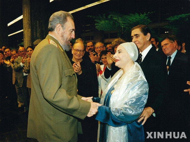 [ 아바나(쿠바)= 신화/뉴시스]&nbsp; 쿠바가 낳은 세계적 발레리나 알리시아 알론소와 만나는 생전의 피델 카스트로.&nbsp; 쿠바는 그의 3주기를 맞아 11월 25일부터 모든 매체가 그의 생애와 업적, 혁명적 투쟁을 담은 특집 프로그램을 편성하거나 특집 기사를 내보냈다. 