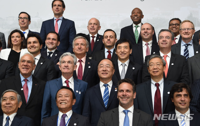 【워싱턴D.C.=뉴시스】홍남기 부총리 겸 기획재정부 장관이 17일(현지 시각) 미국 워싱턴D.C.에서 열린 주요 20개국 협의체(G20) 재무장관·중앙은행 총재 회의에 참석해 각국 대표들과 기념사진을 촬영하고 있다.
