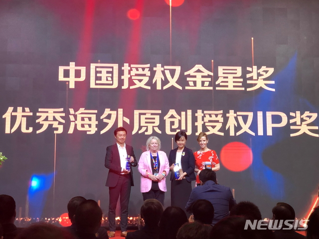 ▲카카오IX, 차이나 라이선싱 엑스포 2019 해외 우수 IP 부문 수상, 맨 왼쪽 박준석 카카오IX 중국 법인장