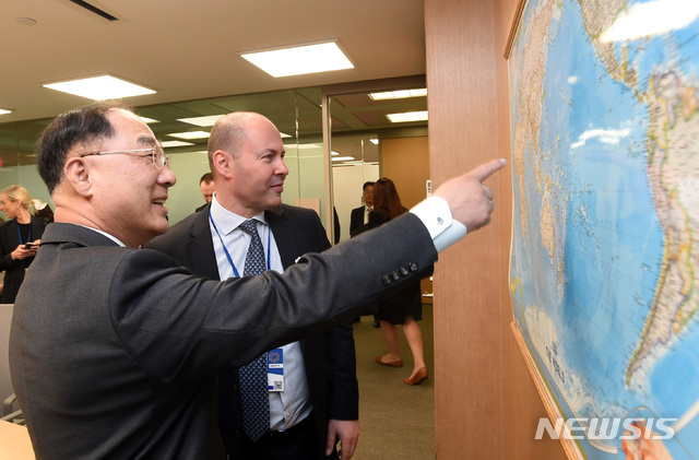 【서울=뉴시스】이영환 기자 = IMF/WB 연차총회 참석차 미국 워싱턴을 방문중인 홍남기 부총리 겸 기획재정부 장관이 18일(현지시간) 국제통화기금(IMF)에서 조쉬 프라이덴버그 호주 재무장관과 대화를 하고 있다. 2019.10.19. (사진=기획재정부 제공) photo@newsis.com